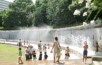 Rainbow Square. 虹の広場.jpg