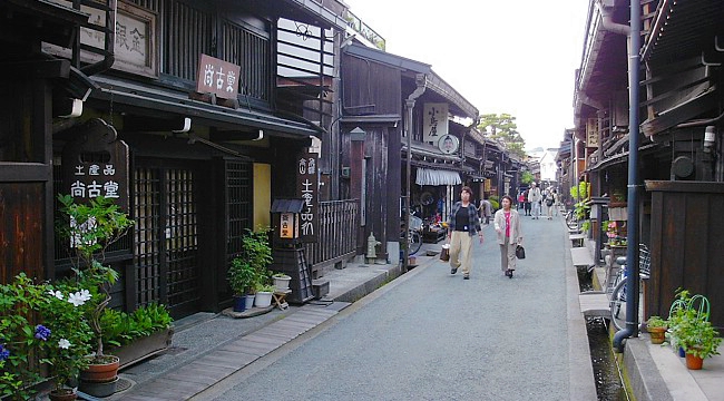 photo012_takayama_old_town_.jpg