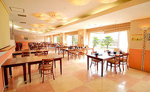 Spacious and bright restaurant ゆったりとした明るいレストラン
